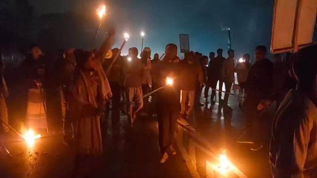 মুন্সিগঞ্জে বিএনপি প্রার্থীর মনোনয়ন বাতিলের দাবিতে সড়ক অবরোধ করে বিক্ষোভ-অগ্নিসংযোগ