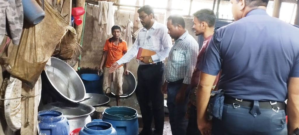 সিরাজদিখানে দইয়ে রং মেশানোয় দোকানিকে জরিমানা