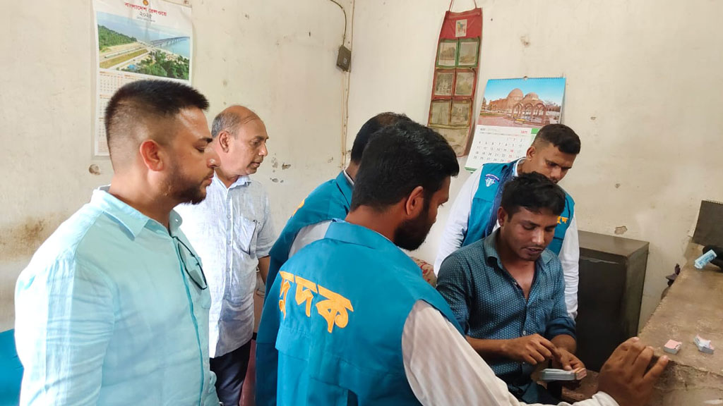 ময়মনসিংহে দুদকের অভিযান, ভোগান্তি কমল যাত্রীদের