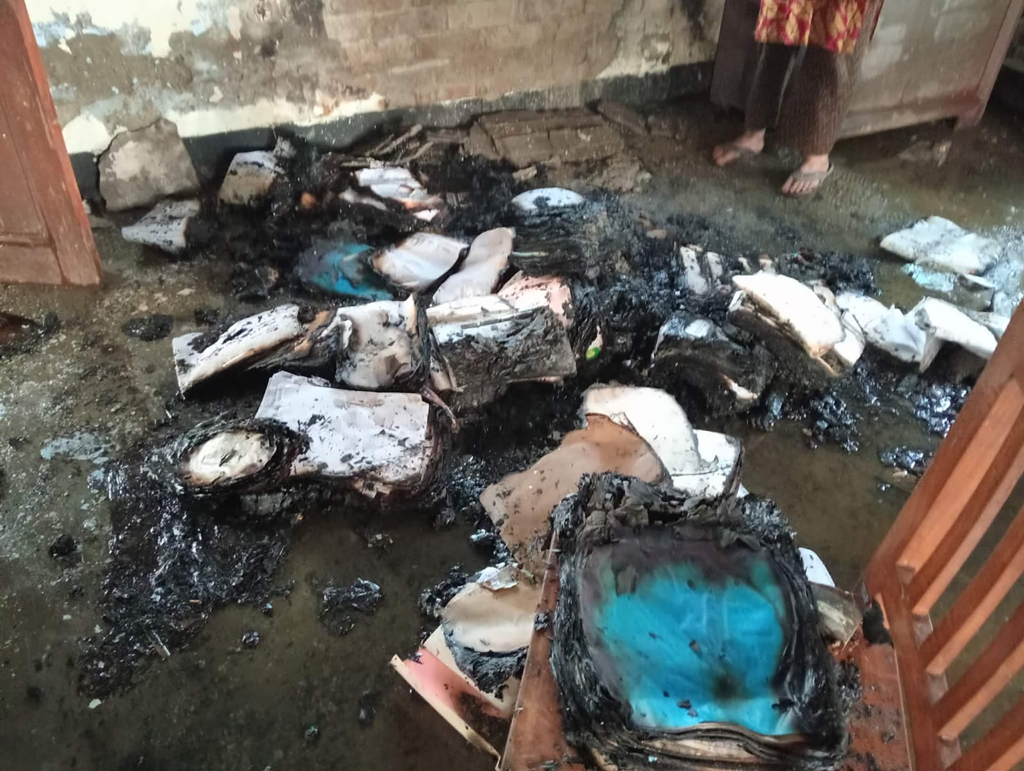 ময়মনসিংহে গ্রামীণ ব্যাংক কার্যালয়ে অগ্নিসংযোগ