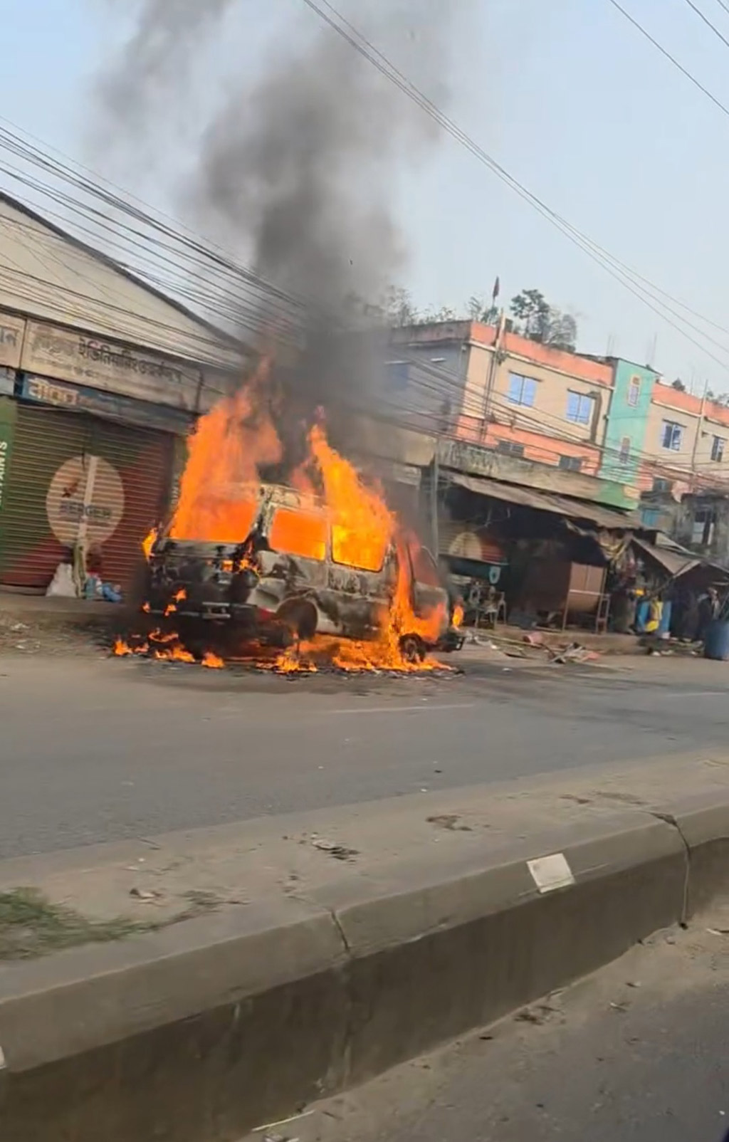 মাইক্রোবাসের সিলিন্ডার বিস্ফোরণ, অটোচালকসহ দগ্ধ ৩