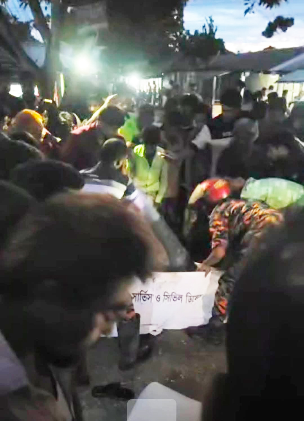 আহত ব্যক্তিদের উদ্ধারে অভিযান। ছবি: সংগৃহীত