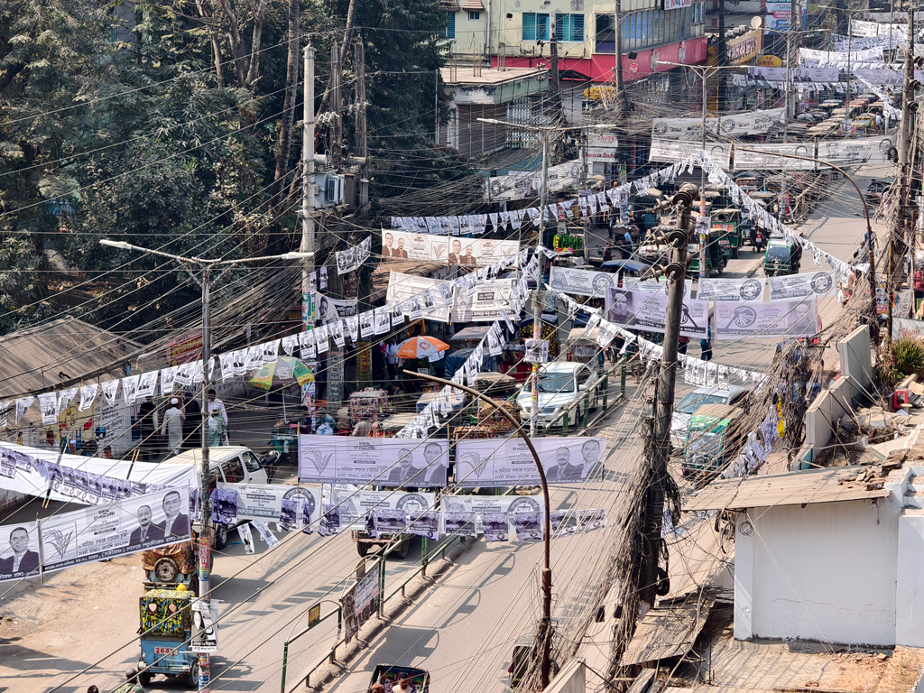 ময়মনসিংহ নগরী থেকে এখনো অপসারণ হয়নি নির্বাচনী পোস্টার