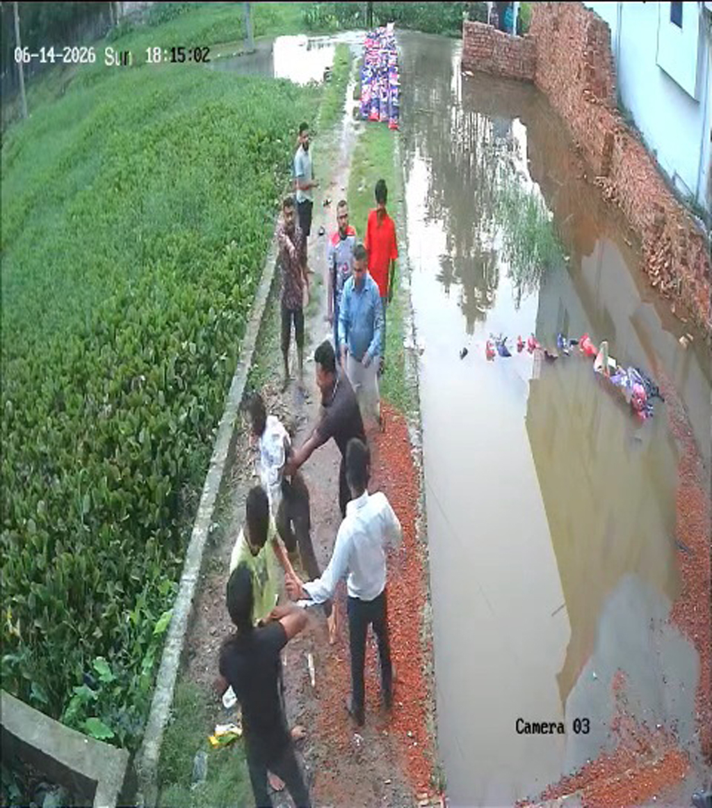 নির্মাণসামগ্রী কিনতে না চাওয়ায় ব্যাংক কর্মকর্তা ও তাঁর স্ত্রীকে মারধরের অভিযোগ