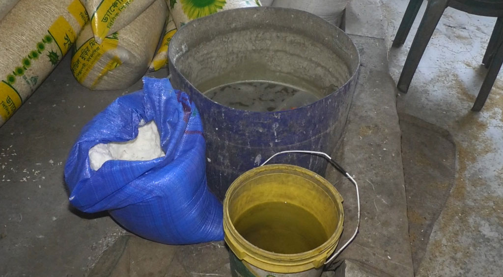সূর্যমুখী মার্কা মুড়ির কারখানা থেকে তোলা। ছবি: আজকের পত্রিকা