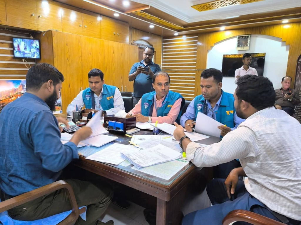 বাঁধ নির্মাণে অনিয়ম: ময়মনসিংহ পাউবো কার্যালয়ে দুদকের অভিযান