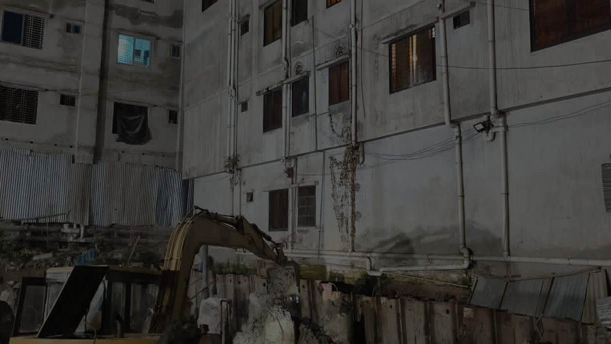 ময়মনসিংহে হেলে পড়েছে ৫ তলা ভবন, আতঙ্কে বাসা ফাঁকা