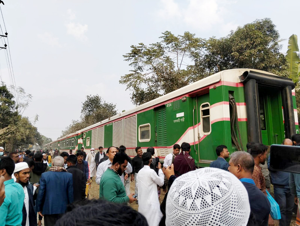 চলন্ত অবস্থায় বগি বিচ্ছিন্ন, ট্রেন চলাচলে বিঘ্ন