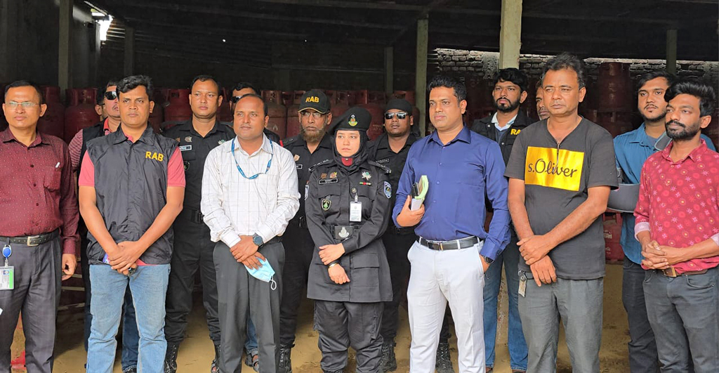 ভালুকায় অতিরিক্ত দামে গ্যাস বিক্রির দায়ে ২ প্রতিষ্ঠানকে জরিমানা