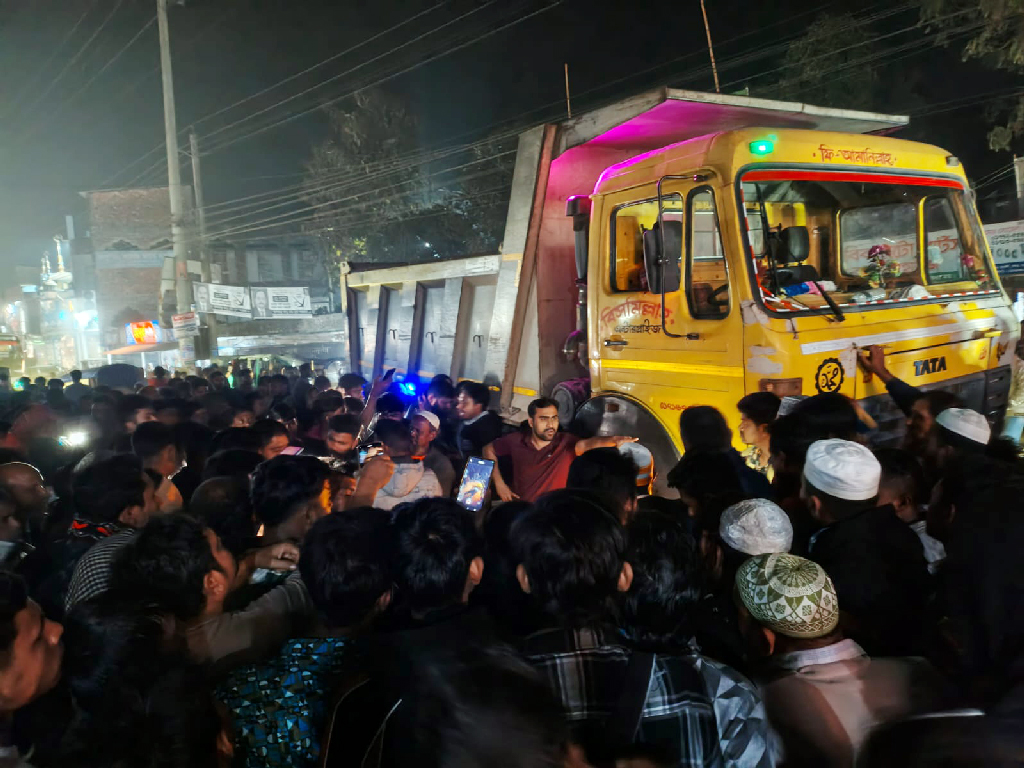 ময়মনসিংহে ট্রাকচাপায় মোটরসাইকেল আরোহী যুবক নিহত, বিক্ষুব্ধ জনতার আগুন