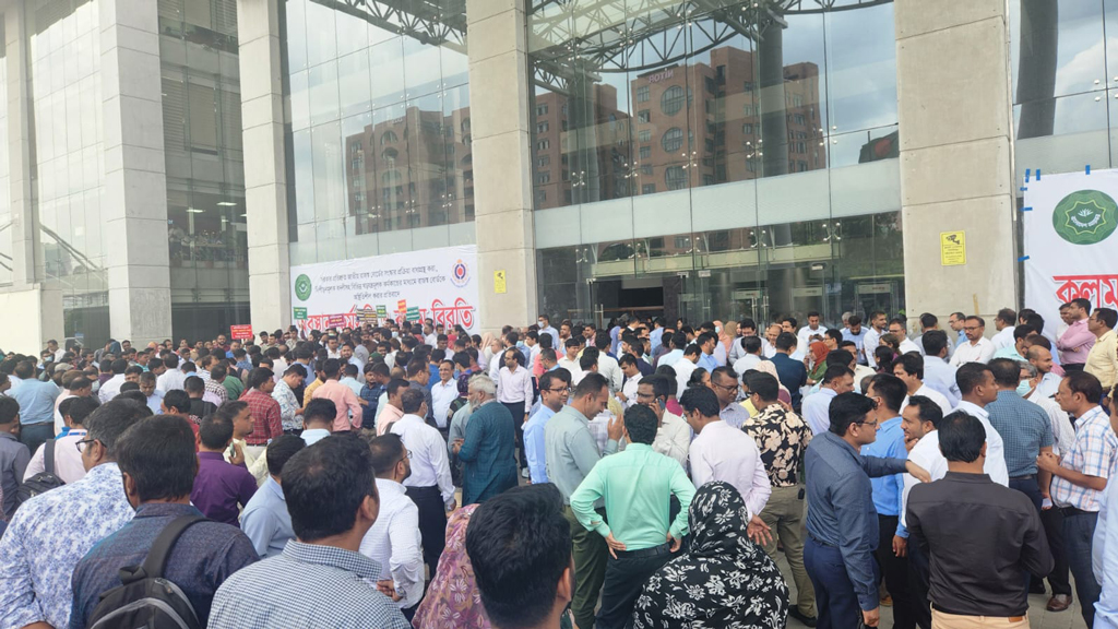 ২৮ জুন থেকে কমপ্লিট শাটডাউনের হুঁশিয়ারি এনবিআর কর্মচারীদের