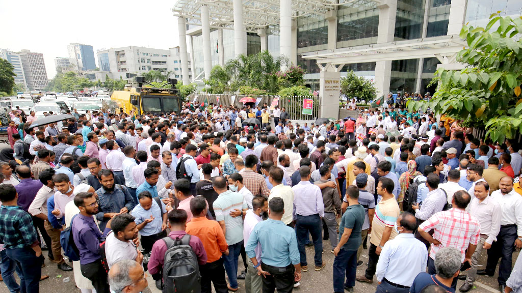 ‘কমপ্লিট শাটডাউন’ কর্মসূচিতে অবরুদ্ধ এনবিআর, বন্ধ শুল্ক-কর কার্যক্রম