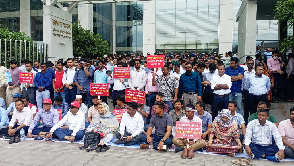 মার্চ টু এনবিআর স্থগিত, অর্থ উপদেষ্টার সঙ্গে বৈঠকে বসছেন আন্দোলনকারীরা