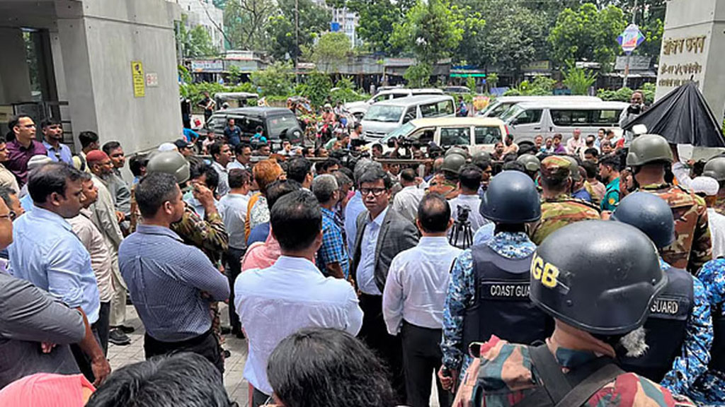 এনবিআর ভবন ঘিরে রেখেছে আইনশৃঙ্খলা বাহিনী, বাইরে বিক্ষোভ