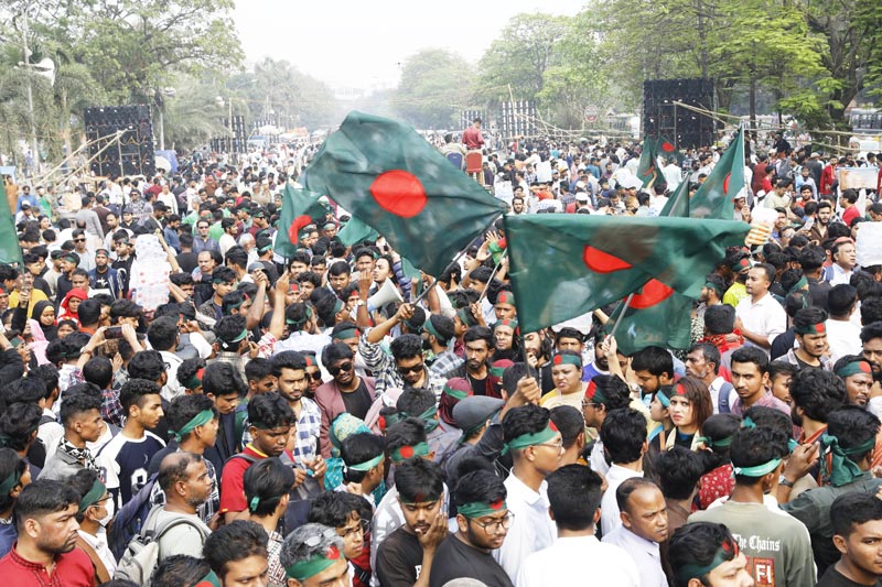 জাতীয় সংসদ ভবনসংলগ্ন মানিক মিয়া অ্যাভিনিউতে বৈষম্যবিরোধী ছাত্র আন্দোলন ও জাতীয় নাগরিক কমিটি ঐক্যবদ্ধভাবে নতুন রাজনৈতিক দল ‘জাতীয় নাগরিক পার্টির’ আত্মপ্রকাশকে কেন্দ্র করে মঞ্চের সামনে বিভিন্ন জেলা থেকে আসা কর্মীদের আবস্থান। ছবি: মেহেদী হাসান