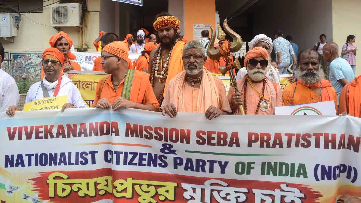 চিন্ময় দাসের মুক্তির দাবিতে কলকাতায় বাংলাদেশ ডেপুটি হাইকমিশনের সামনে ব্যারিকেড ভাঙার চেষ্টা