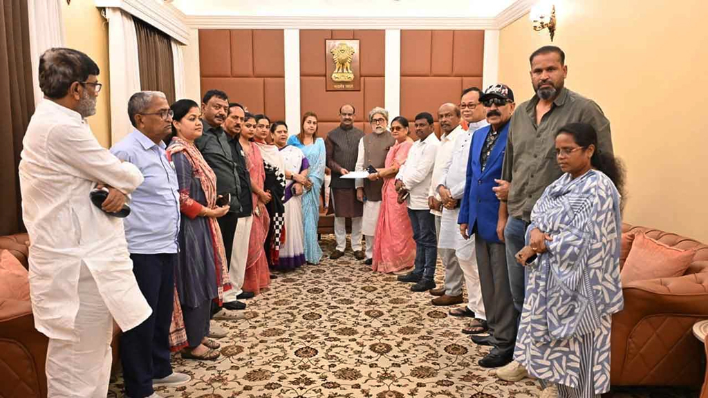 এবার মমতাকে ছেড়ে মোদির জোটে তৃণমূলের ২০ বিদ্রোহী সংসদ সদস্য