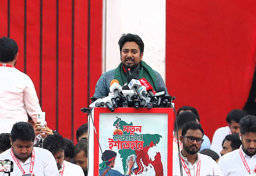 রাজধানীর কেন্দ্রীয় শহীদ মিনারে ‘নতুন বাংলাদেশের ইশতেহার’ ঘোষণা করেন নাহিদ ইসলাম। ছবি: আজকের পত্রিকা