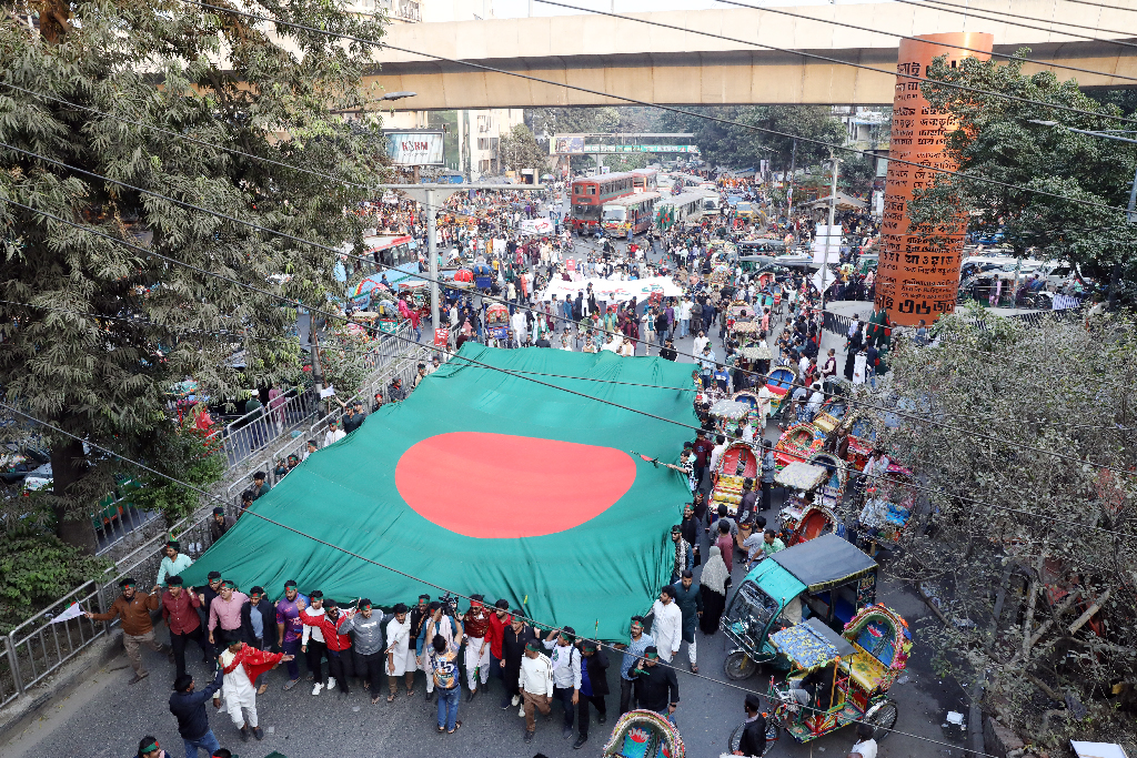 মহান বিজয় দিবস উপলক্ষে রাজধানীতে বিজয় র‍্যালি করে জাতীয় নাগরিক পার্টি (এনসিপি)। গতকাল বাংলামোটরে দলের কেন্দ্রীয় কার্যালয়ের সামনে থেকে র‍্যালিটি শুরু হয়। এতে দলের বিপুলসংখ্যক নেতাকর্মী অংশগ্রহণ করেন। ছবি: মেহেদী হাসান