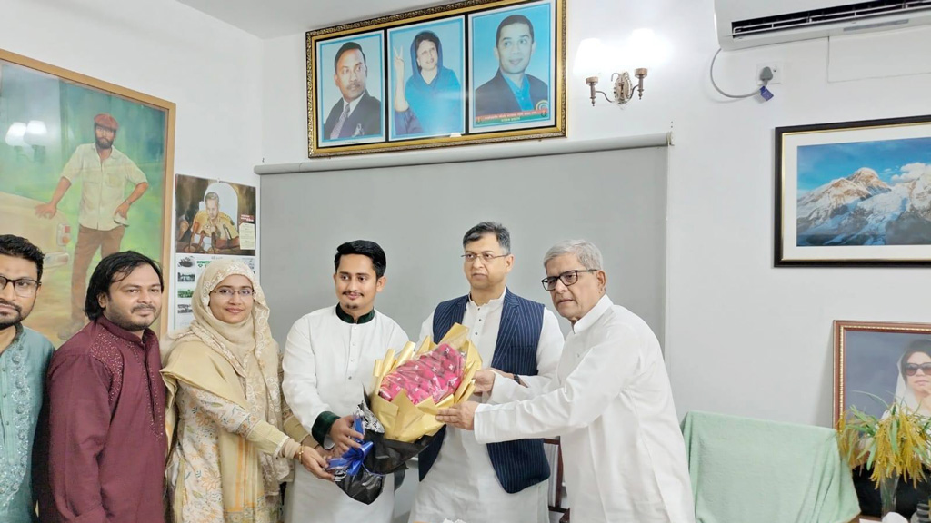 বিএনপি কার্যালয়ে গিয়ে শুভেচ্ছা জানাল এনসিপির প্রতিনিধিদল