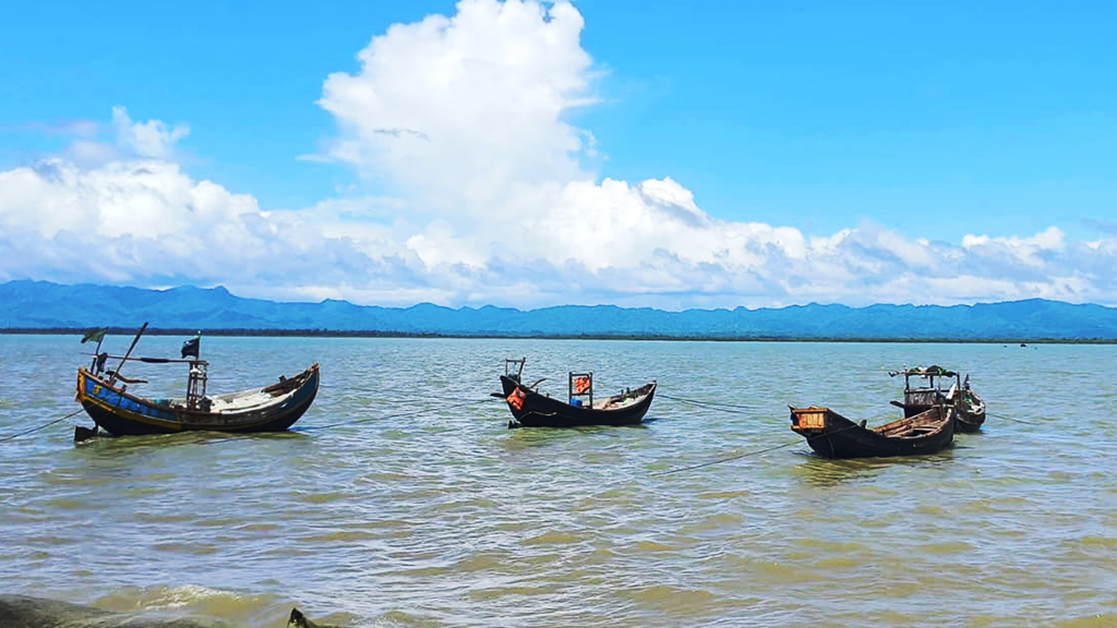 নাফ নদী থেকে ৭ জেলেকে ধরে নিয়ে গেছে আরাকান আর্মি