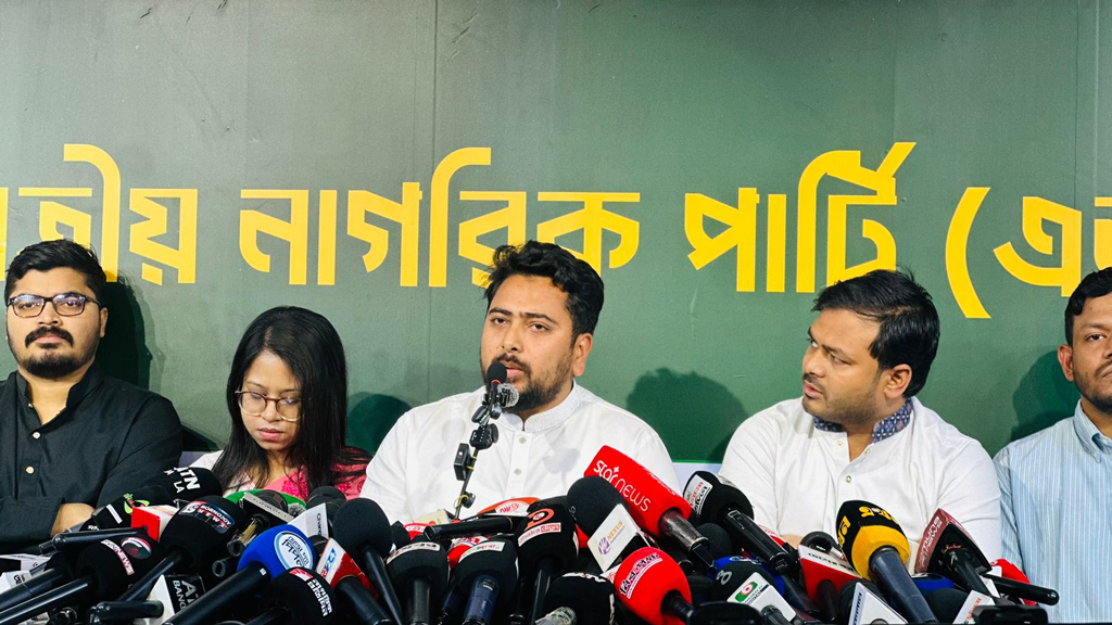 বৈধ সুবিধাকে অস্বীকার করে জনগণের সামনে সাধু সাজা হচ্ছে: নাহিদ ইসলাম