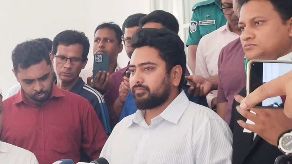 আওয়ামী লীগকে দল হিসেবে বিচারের আওতায় আনা উচিত: নাহিদ ইসলাম