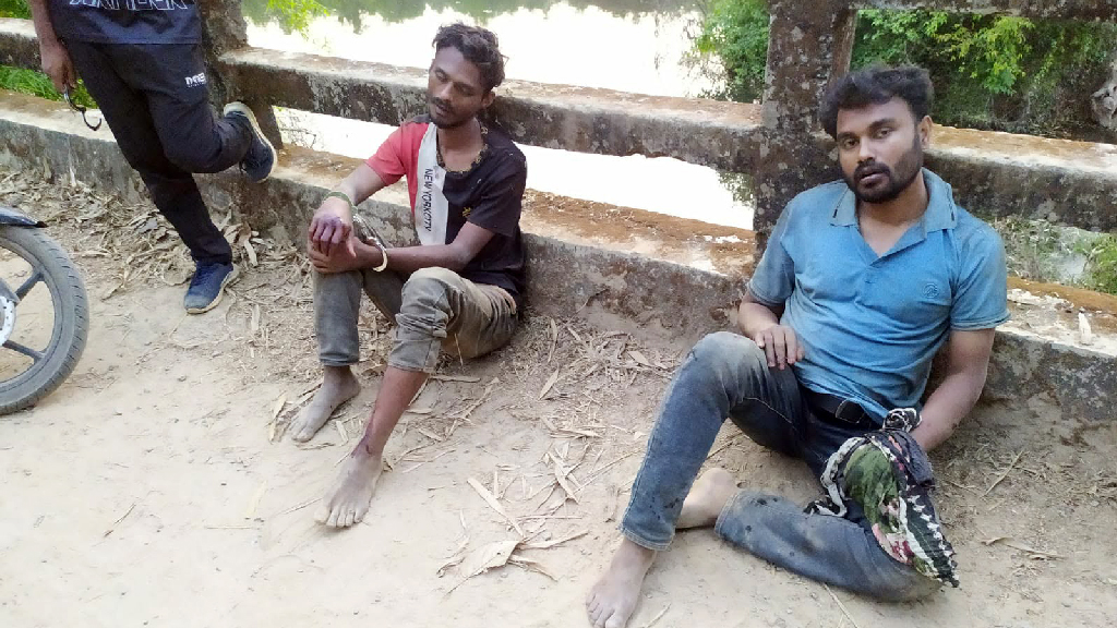 নাইক্ষ্যংছড়িতে দুই অস্ত্রধারীকে পুলিশে দিল জনতা