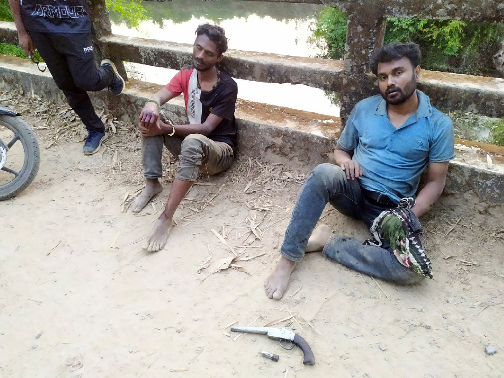 নাইক্ষ্যংছড়িতে দুই অস্ত্রধারীকে পুলিশে দিল জনতা