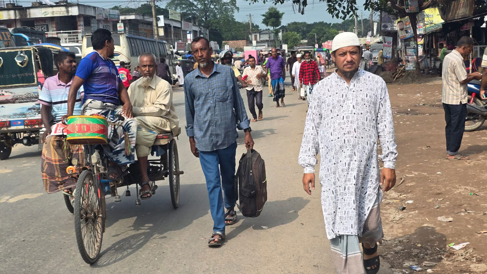 নওগাঁয় দ্বিতীয় দিনের মতো বাস-অটোরিকশা চলাচল বন্ধ