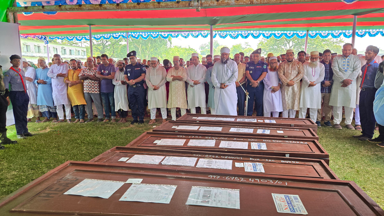 সৌদিতে অগ্নিকাণ্ডে নিহত নওগাঁর ৭ প্রবাসীর জানাজা সম্পন্ন