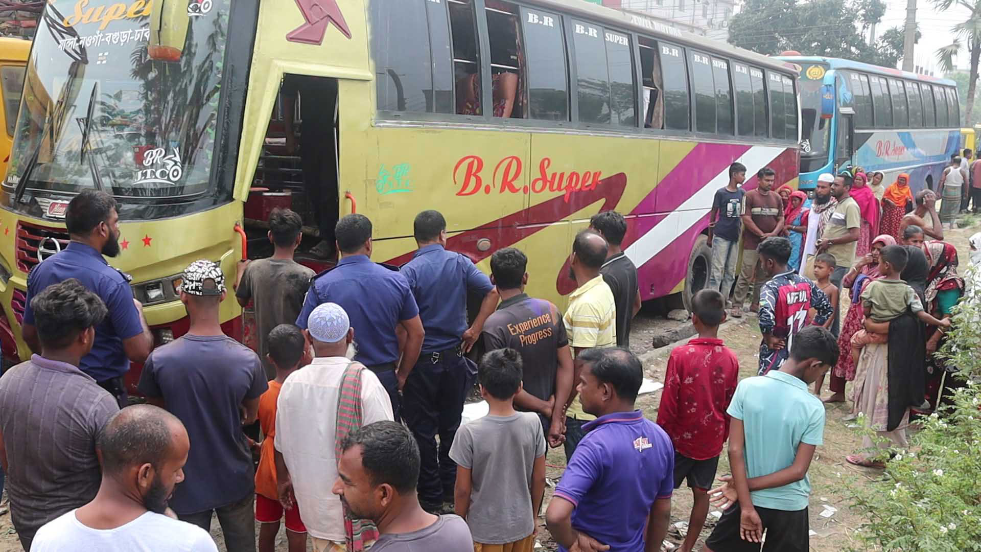 নওগাঁয় বাসের ভেতর থেকে চালকের সহকারীর লাশ উদ্ধার