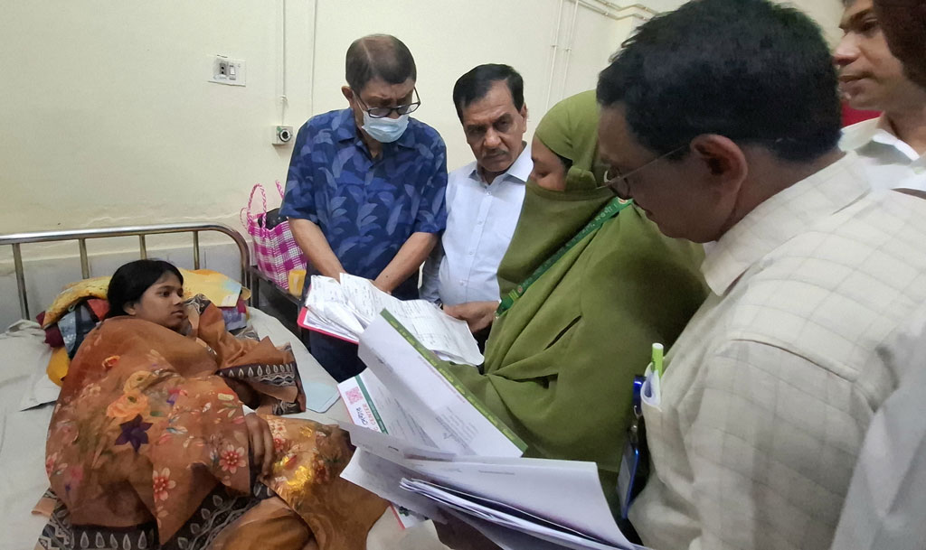 নওগাঁ হাসপাতাল পরিদর্শনে স্বাস্থ্যমন্ত্রী: মজুতের পরেও স্যালাইন না দেওয়ায় রোগীর টাকা ফেরত