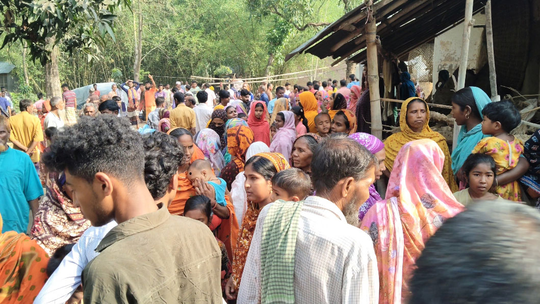 নওগাঁয় একই পরিবারের চারজনকে গলা কেটে হত্যা