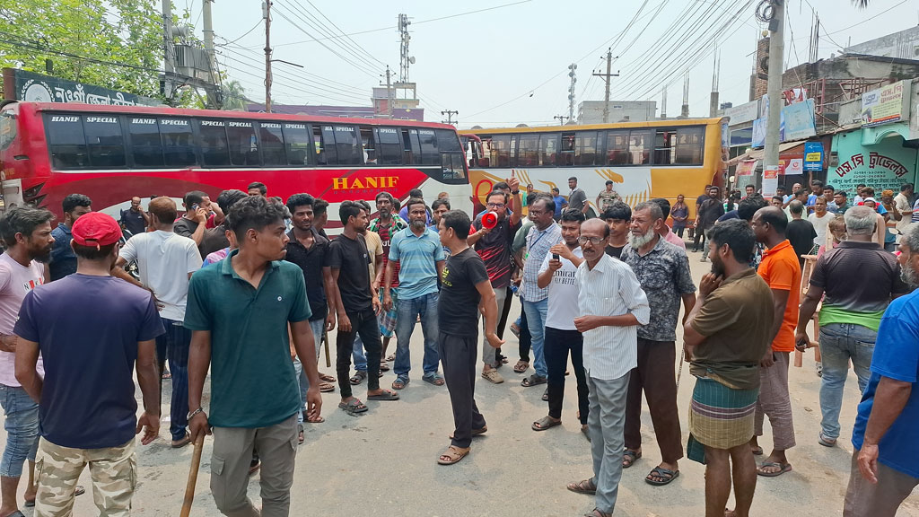 নওগাঁয় দূরপাল্লার বাস চলাচল বন্ধ