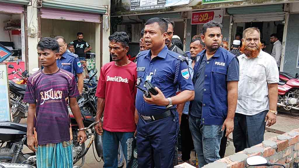 রামদা-চাপাতি নিয়ে হাজিরা দিতে এসেছিলেন ১১ আসামি, আইনজীবীর চেম্বার থেকে আটক