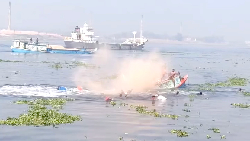 ধলেশ্বরীতে ইটবাহী ট্রলারডুবি, রক্ষা পেল ১৩ শ্রমিক