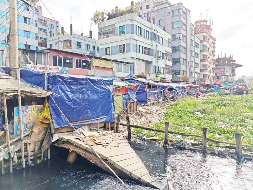 নারায়ণগঞ্জে ডিএনডি খালপাড় দখল, দোকান বসিয়ে ভাড়া