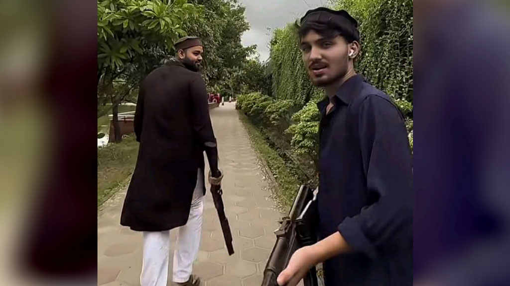 নারায়ণগঞ্জে পার্কে বন্দুক হাতে দুই তরুণ আটক