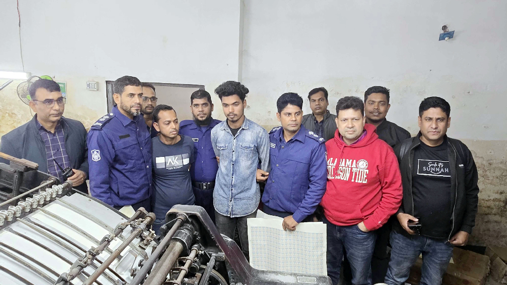 নারায়ণগঞ্জে কোটি টাকা মূল্যের নকল স্ট্যাম্প জব্দ, আটক ২