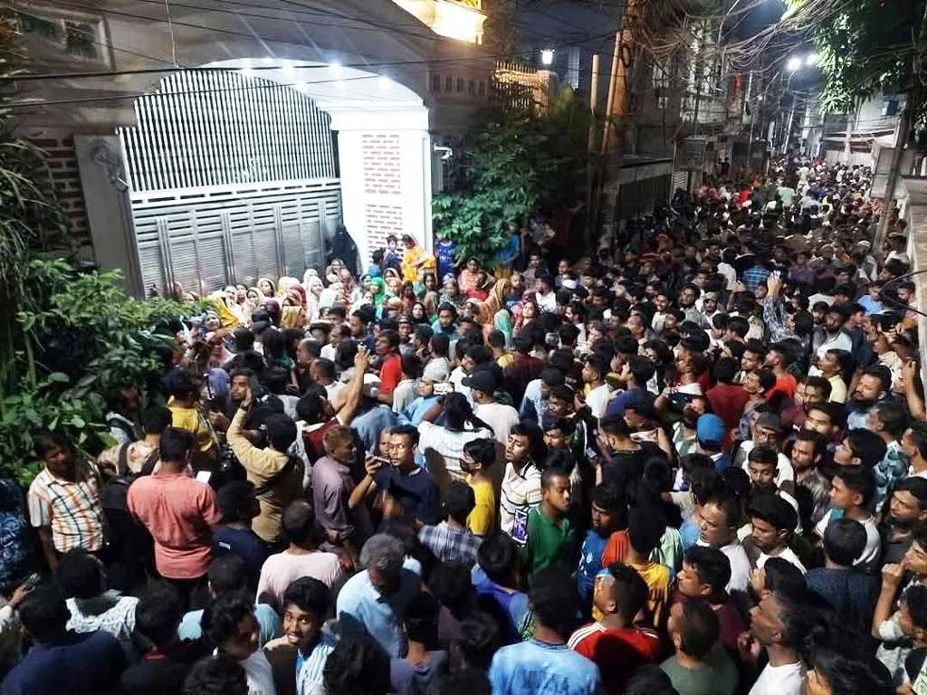 আইভীকে গ্রেপ্তারে গিয়ে সমর্থকদের ঘেরাওয়ের মুখে পুলিশ