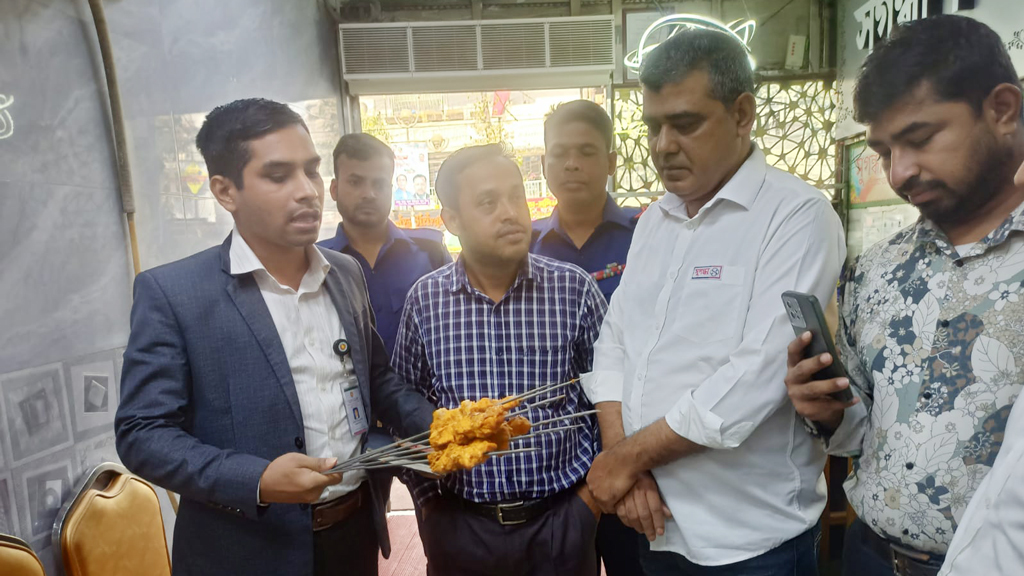 নারায়ণগঞ্জ শহরের সুগন্ধা প্লাস রেস্তোরাঁয় বাসি খাবার, লাখ টাকা জরিমানা