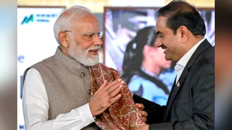মোদি ও আদানিকে নিয়ে তথ্যচিত্র সরানোর নির্দেশ ভারতীয় আদালতের