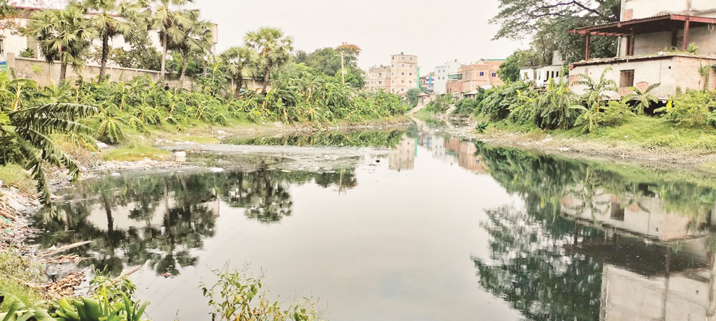 কারখানার বর্জ্যে নদীর পানি ‘আলকাতরা’