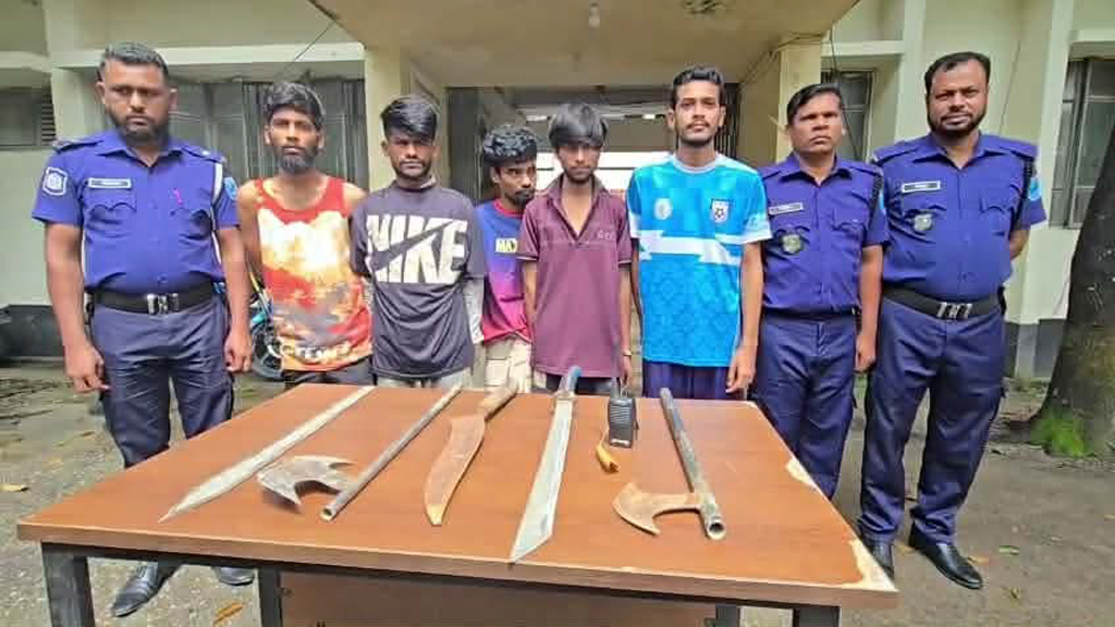 নরসিংদীতে ডাকাতির প্রস্তুতিকালে অস্ত্রসহ গ্রেপ্তার ৫