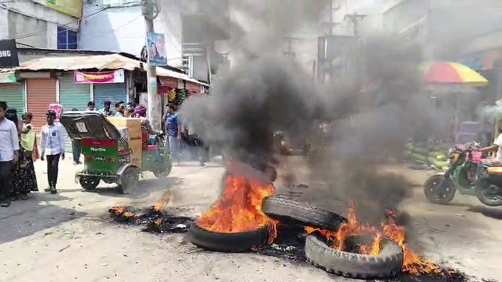 নরসিংদীর বেলাবোতে ছাত্রদলের কমিটি ঘিরে বিক্ষোভ, সড়কে টায়ার জ্বালিয়ে প্রতিবাদ
