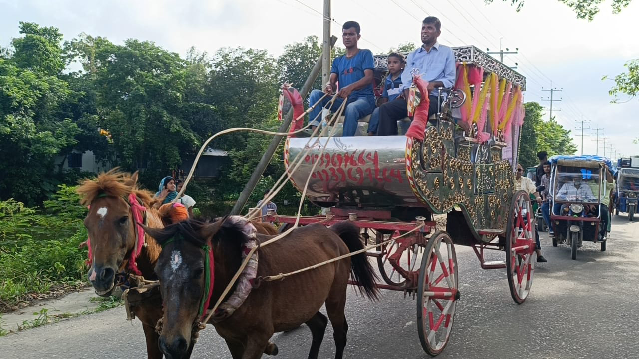 প্রধান শিক্ষককে ঘোড়ার গাড়িতে চড়িয়ে রাজকীয় বিদায় সংবর্ধনা