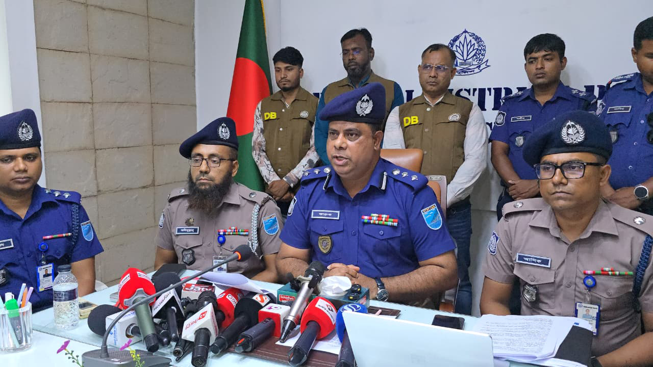 নরসিংদীতে পুলিশের অভিযান, বিপুল পরিমাণ অস্ত্র-মাদকসহ গ্রেপ্তার ২৩৭