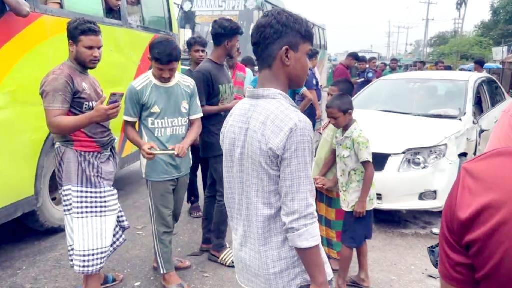 প্রাইভেট কারের চাকা বিস্ফোরণ, দুই সিএনজি অটোরিকশার সঙ্গে সংঘর্ষে নিহত ১