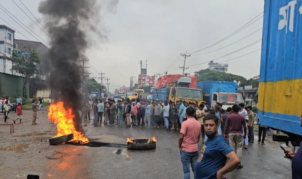 রূপগঞ্জে বকেয়া বেতনের দাবিতে ঢাকা-সিলেট মহাসড়ক অবরোধ